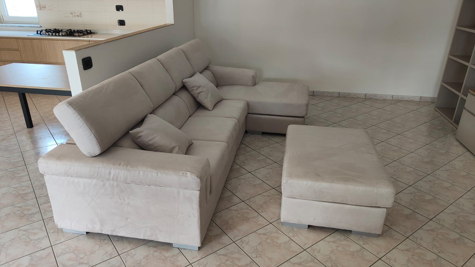 Divano con pouf moderno